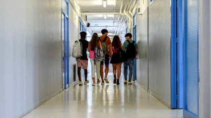 Un grupo de adolescentes en un instituto