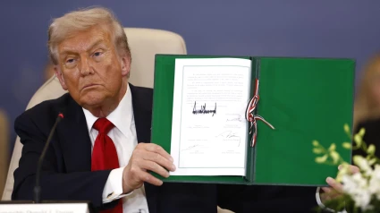 El presidente de Estados Unidos, Donald Trump, muestra un documento firmado en la Cumbre de Paz de Gaza en Sharm El-Sheikh.