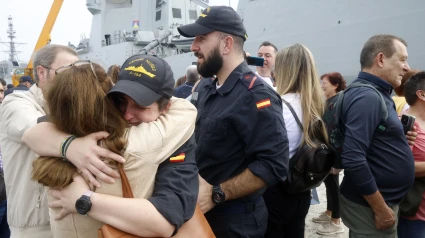 Integrantes de la dotación fueron recibidos por familiares a pie de dársena