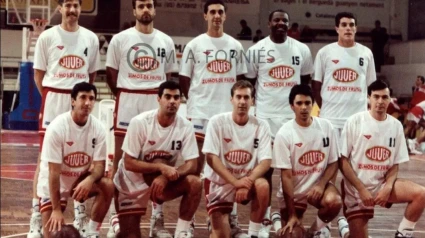 Julio Torres, segundo por la izquierda, en fila de arriba