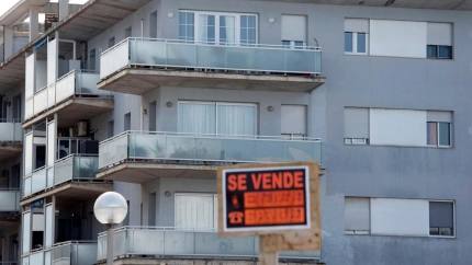 Cartel de Se Vende en un edificio de pisos