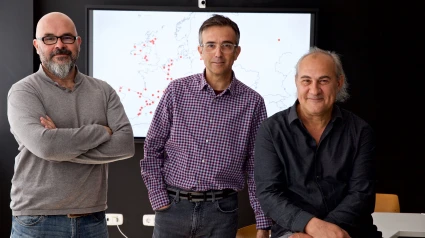 Los autores del artículo y profesores del Departamento de Sociología II de la UA, de izquierda a derecha, Rodolfo Martínez-Gras, Lluís Català-Oltra y Clemente Penalva-Verdú. Autor: Roberto Ruiz (UA).