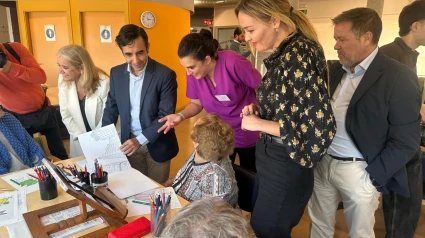 El alcalde y Fabiola García en el centro de día de Esteiro