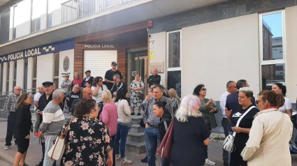 Vecinos de los barrios de San Cristóbal y San Diego ante el cuartelillo cerrado de la Policía Local