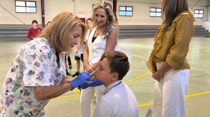 Imagen de la vacunación de la gripe que se está llevando a cabo en centros educativos de Ferrol