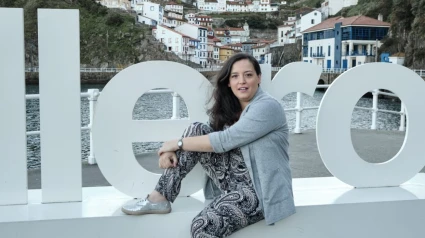 Carolina Castro Fernández junto a las letras de Cudillero