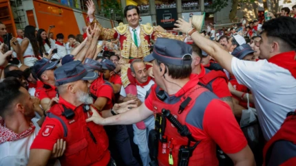 Morante de la Puebla sale a hombros de la monumental de Pamplona.Jesús Diges (EFE)