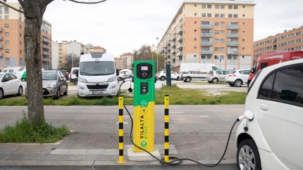 Un coche eléctrico cargando en un cargador público