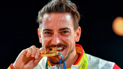 Damián Quintero besa la medalla de oro lograda en kata en los Juegos Mundiales de Playa en Doha en 2019
