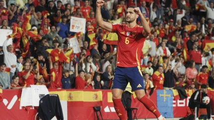 Mikel Merino celebra su segundo gol ante Bulgaria con España