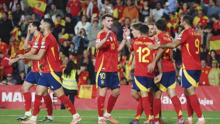 España celebra el gol en propia puerta de Bulgaria