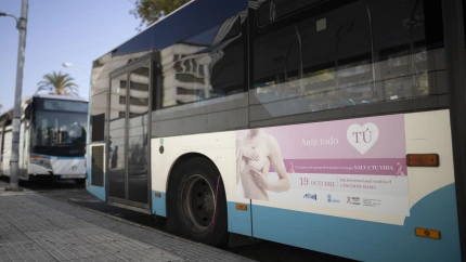 Autobús de Emtusa rotulado para concienciar sobre el cáncer de mama