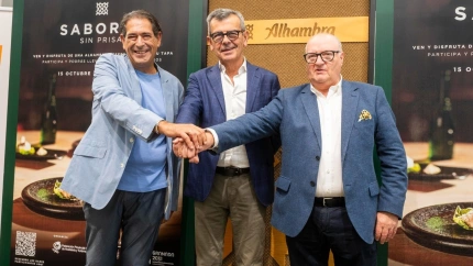 Desde la izquierda, el jefe de Ventas de Hostelería Sur de Mahou San Miguel, David Matas, el concejal de Cultura y Turismo de Granada, Juan Ramón Ferreira, y el presidente de la Federación Provincial de Empresas de Hostelería y Turismo, Gregorio García