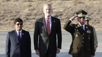 El Rey Felipe VI (c) a su llegada al aeropuerto internacional Alfredo Rodríguez Ballón este martes, en Arequipa (Perú)