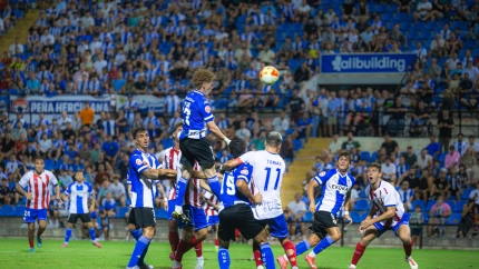 De León remata un balón de cabeza en un encuentro en el Rico Pérez.