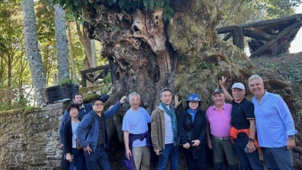 La delegación asiática visitando San Xoán de Río con el alcalde, Xosé Miguel Pérez Blecua, y el director de la startup Aldealista, Juan Carlos Pérez