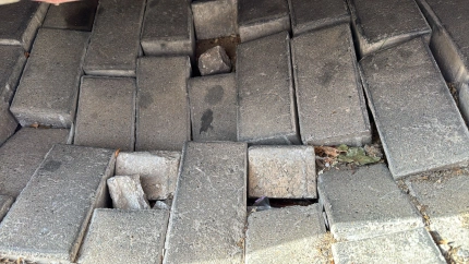 Socavón en la bajada de las escaleras de la Plaza Gabriel Montesinos
