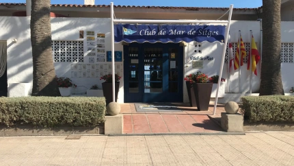 Entrada del Club de Mar Sitges, construido en 1952, y ahora en peligro por la Ley de Costas