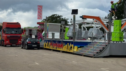 Las estructuras de la feria comienzan a tomar forma en Dénia, a pocos días de su inauguración oficial