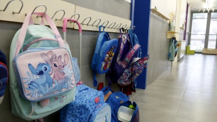 Motxilles als penjadors del passadís de l'escola de Castelló de Farfanya, a la Noguera