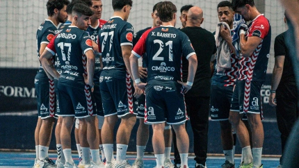 Jugadores del Eón rodean a Fernando Latorre.