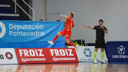 Rafa Pato celebra uno de los goles del Poio frente al Chiloeches