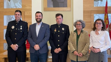 El ex jefe de la Policía Local, Benedicto Cacho (a la izquierda) en la toma de posesión del inspector de la Policía Local, Marcos Durán