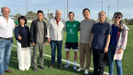 Miembros de la Fundación Lumbini han acudido hoy al entrenamiento del club