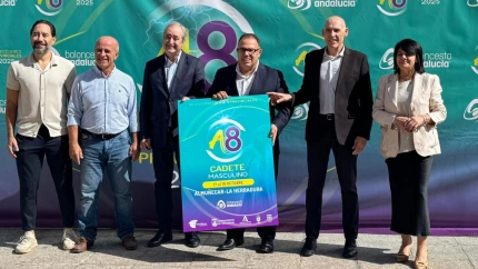 Los ponentes en la rueda de prensa posan con el cartel anunciador