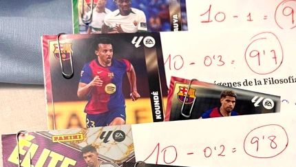 La profesora y periodista Lucía Márquez recompensa las mejoras notas con cromos de LaLiga