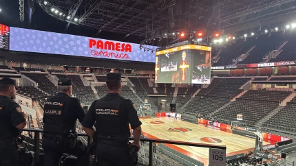 Agentes de Policia Nacional en una grada sin público