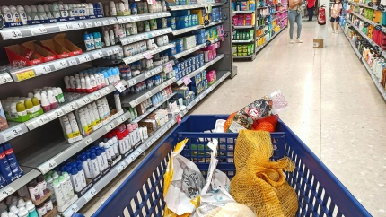 Un carrito de compra en un supermercado de Huelva