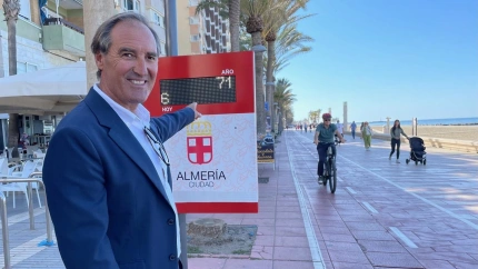 El concejal de Ciudad Activa, Movilidad Urbana y Deporte del Ayuntamiento de Almería, Antonio Casimiro, señala el nuevo contador de bicicletas instalado en el Paseo Marítimo de Almería.POLITICA ANDALUCÍA ESPAÑA EUROPA ALMERÍA DEPORTES SOCIEDADAYUNTAMIENTO DE ALMERÍA