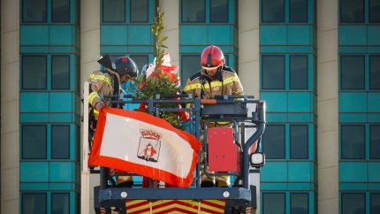 Socorristas y bomberos de Gijón colocan un ramo de laurel en la escalera 15 de San Lorenzo