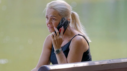 Una mujer habla por teléfono