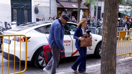 Koldo llega al Supremo cargado con una gran mochila junto a su letrada