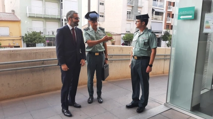 El delegado del Gobierno, el coronel jefe y jefe de la Compañía de Lorca a las puertas de la casa cuartel