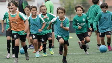 Niños corriendo felices en el Racing