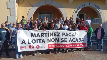 Concentración de los trabajadores este jueves ante el Ayuntamiento de As Pontes