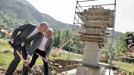 Jorge Azcón y Manuel Mora, en las obras de la telecabina de Benasque
