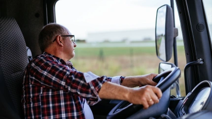 Un camionero a los mandos de su camión.