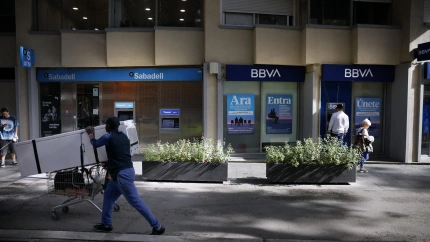 Vista de una oficina del Banco Sabadell junto a otra del BBVA en una calle de Barcelona
