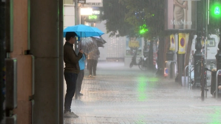 Una persona con un paraguas por el episodio de lluvias