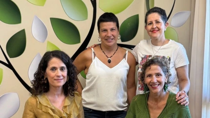 Inma Serrano y Paloma Pérez, junto a otras dos supervivientes de cáncer.