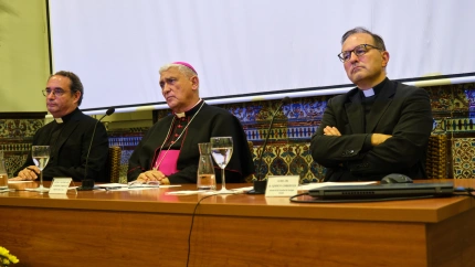 Monseñor Zornoza (centro) en el comienzo del curso