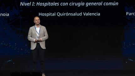 Gonzalo Salvador, director Médico del Hospital Quirónsalud valencia, recogiendo el premio