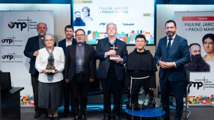Foto de los premiados. De izquierda a derecha: P. José María Calderón, director nacional de OMP; Hna. Julia Aguiar, misionera en Benín; José Luis Pérez, presentador del evento; monseñor Vicente Martín, obispo auxiliar de Madrid; P. Eloy Bueno, catedrático