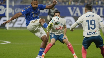 OVIEDO, 17/10/2025.- El delantero venezolano del Real Oviedo Salomón Rondón (i) lucha con Kike García (d), del Espanyol, durante el partido de la novena jornada de la LaLiga que Real Oviedo y RCD Espanyol disputan este viernes en el estadio Carlos Tartiere, en Oviedo. EFE/Paco Paredes