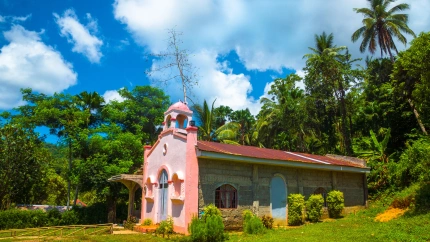 Histórica iglesia rosa española en la isla selvática filipina de Catanduanes