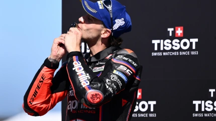 Marco Bezzecchi besa su medalla de campeón en lo más alto del podio de Phillip Island.